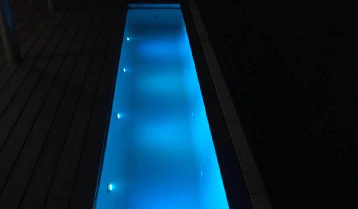 Beleuchtetes GFK Wasserbecken Blau LED