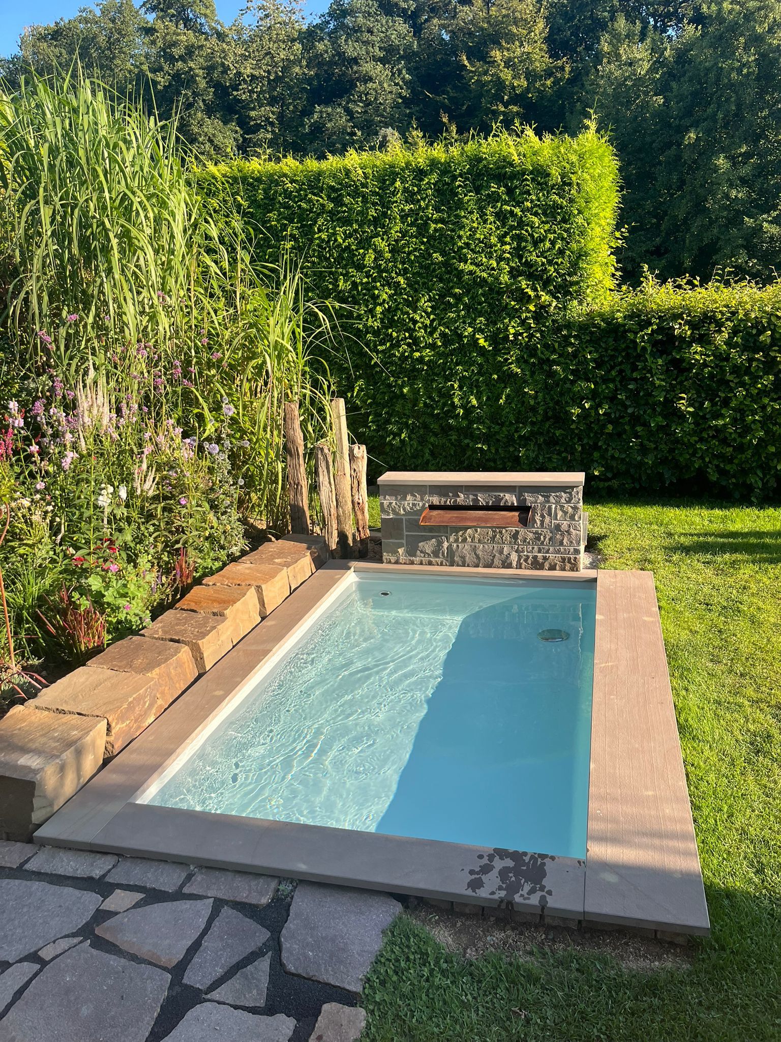 Wasserbecken im Garten mit Wasserfall