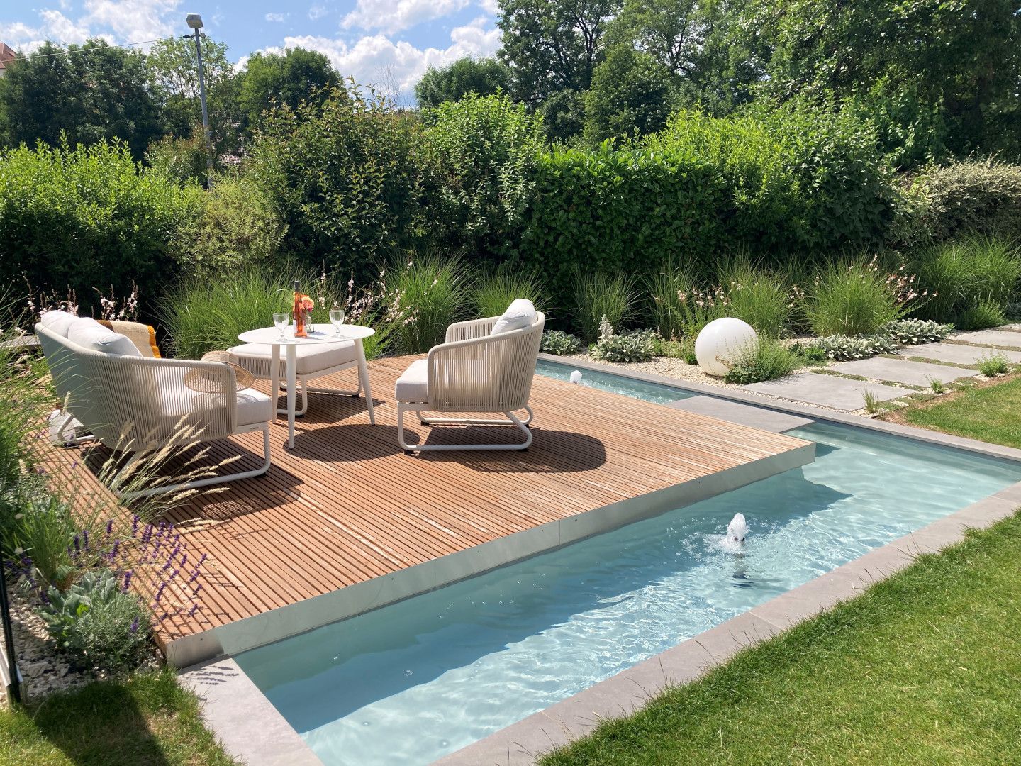 Pool mit Inselterrasse