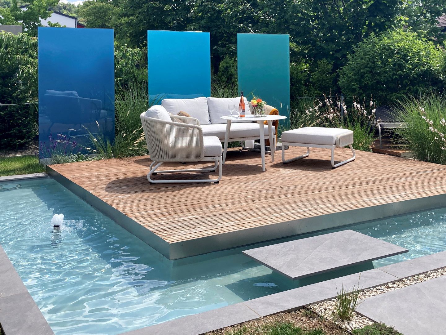 Pool mit Inselterrasse