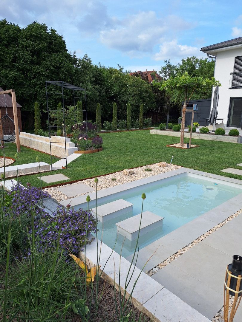 Pool mit Trittsteinen