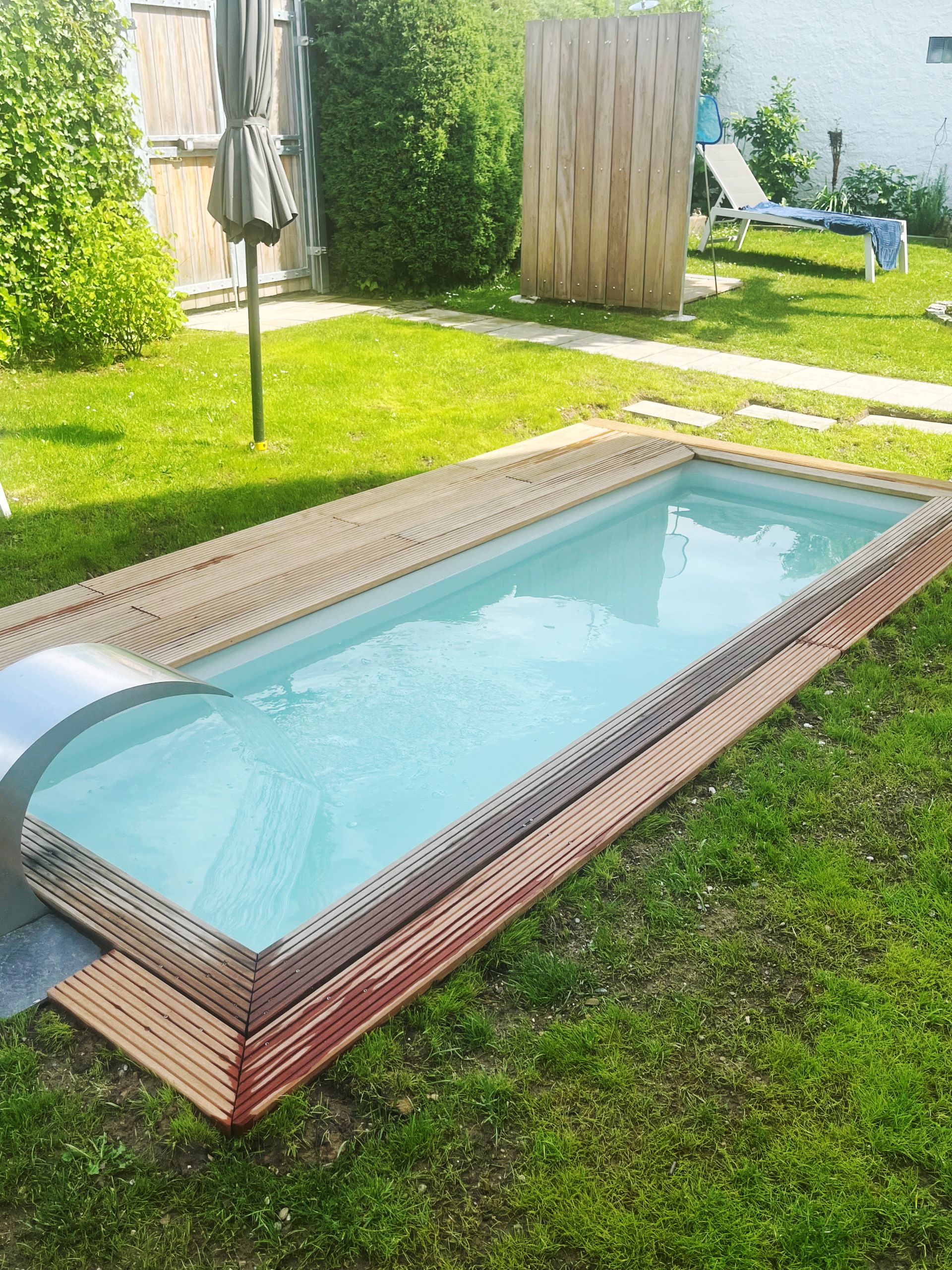 Wasserbecken auf Terrasse mit Wasserfall