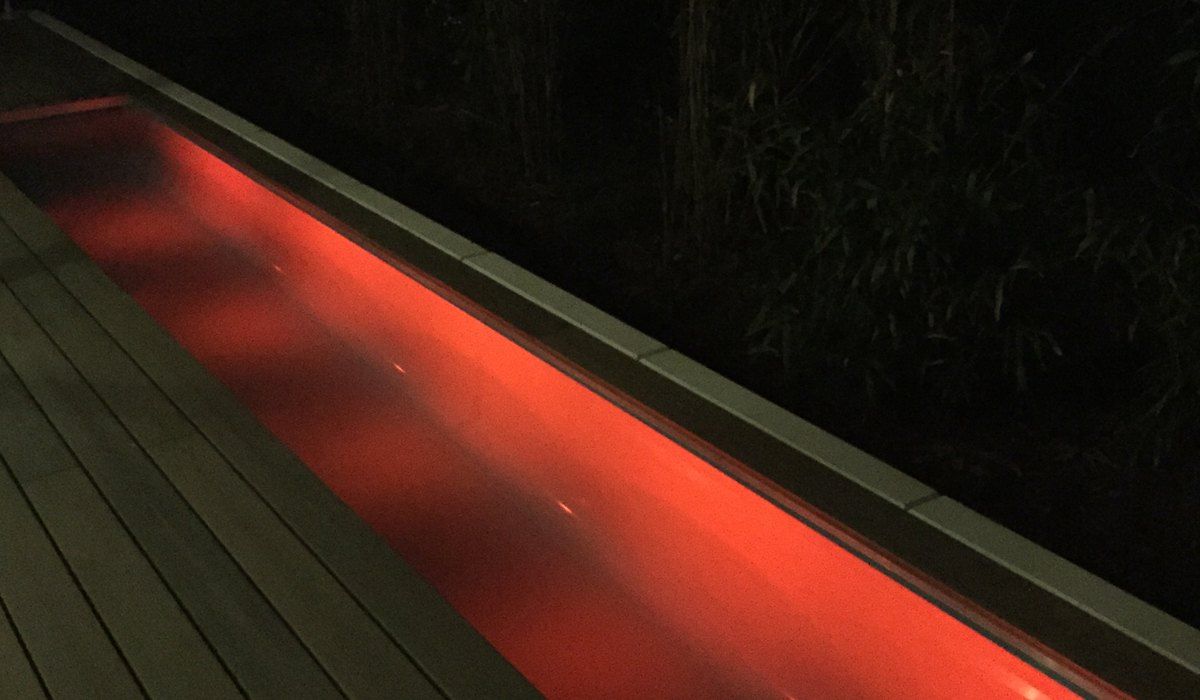 Wasserlauf rot beleuchtet auf Terrasse
