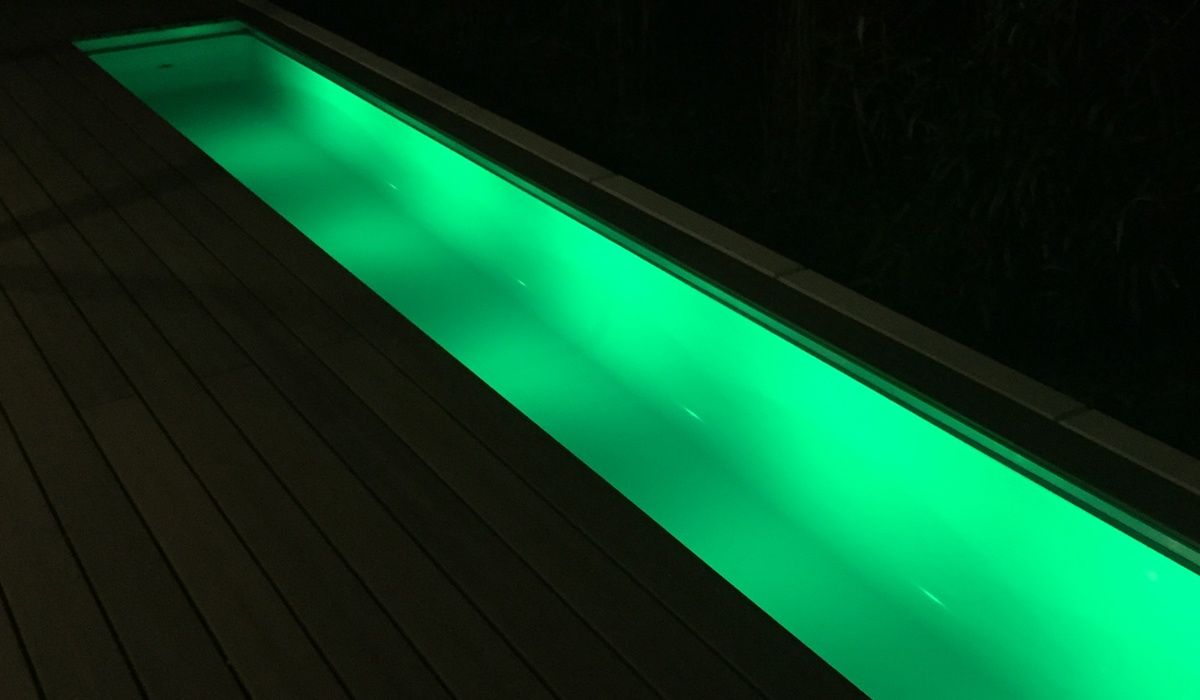 Wasserlauf grün beleuchtet auf Terrasse